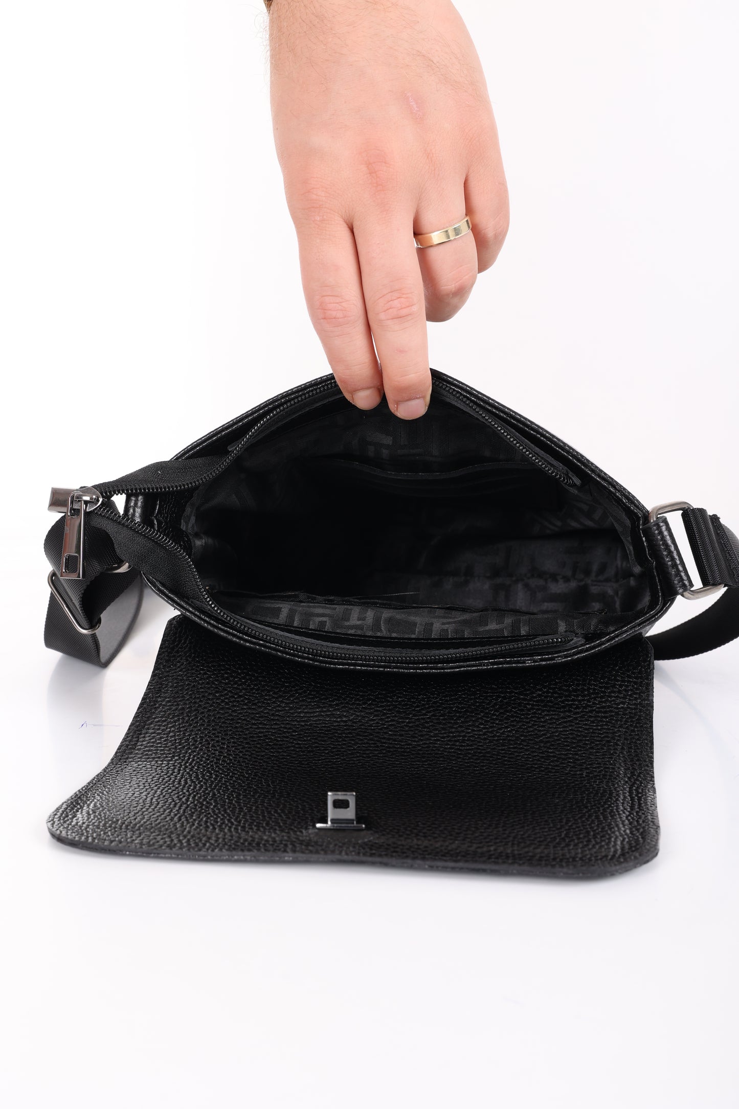 CAVERO Parmak İzi İle Açılan Hakiki Deri Siyah Askılı 3 Bölmeli Çanta