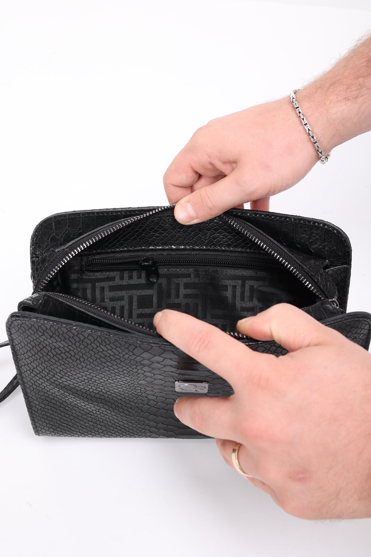 VELATRO PREMİUM Parmak İzi İle Açılan Hakiki Deri Mat Siyah Yılan Desen  Baskılı Kare El Çantası